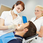 Angehende Zahnärztin bei ihrer zahnärztlichen Prüfung