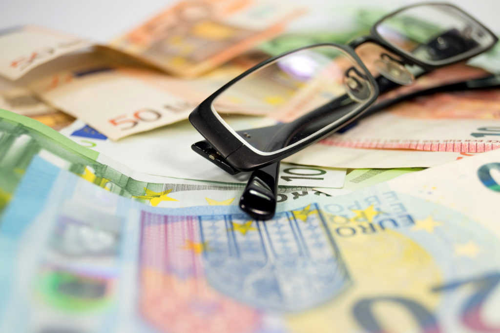 Geldscheine und eine Lesebrille