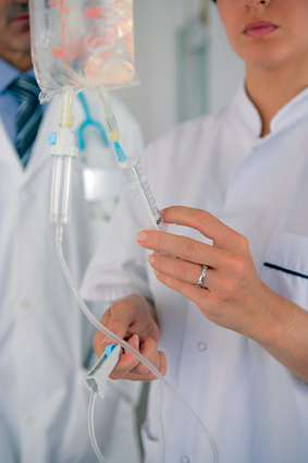 Femme en blouse blanche prÈparant une perfusion